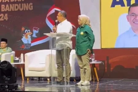 Debat Pilwalkot Bandung: Arfi-Yena Sebut Pak Sariban dan Kang Ibo Pahlawan Pengelola Sampah Kota Bandung / Azmy Yanuar Muttaqien