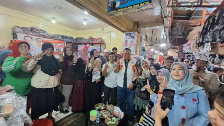 Calon Walikota Bandung nomor urut 2, Haru Suandharu, saat mengunjungi pasar Ujung Berung Bandung pada Kamis 24 Oktober 2024