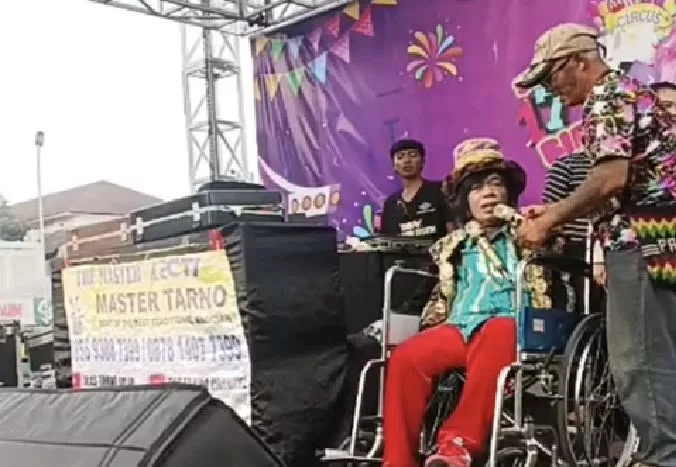 Pesulap Pak Tarno Kembali Tampil dari Kursi Roda