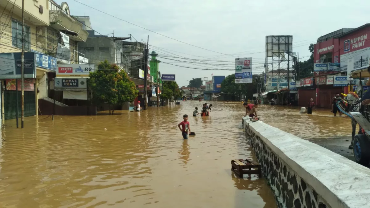 Anak-anak Tetap Riang Bermain Saat Banjir Melanda Dayeuhkolot