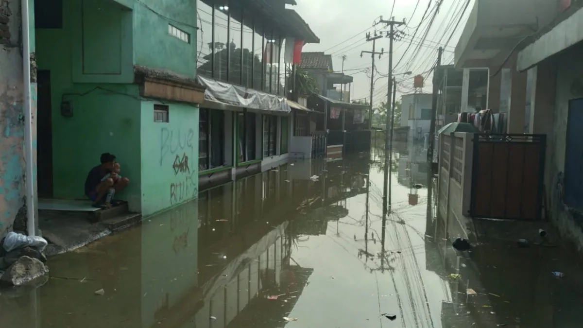 warga Kampung Cijagra, menyebut banjir mulai naik dini hari