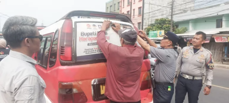 Bawaslu dan Polres Purwakarta Tertibkan Bahan Kampanye di Angkutan Umum