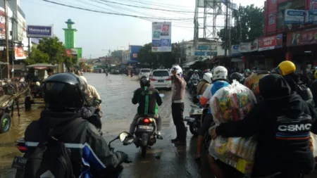 Dayeuhkolot, Kabupaten Bandung, kembali dilanda banjir pada Kamis pagi, 21 November 2024. Banjir melumpuhkan aktivitas warga.