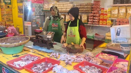 Harga Daging Ayam Melonjak Tajam Jelang Tahun Baru, Pedagang Pasar Keluhkan Sepinya Pembeli