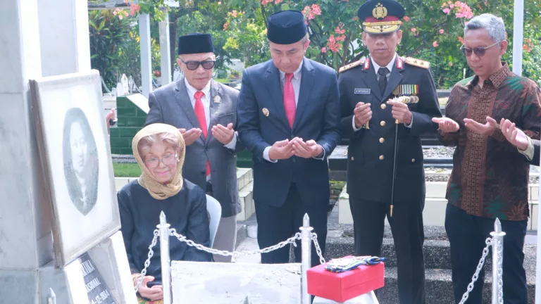 Prokopim Jabar saat ziarah ke makam Dewi Sartika