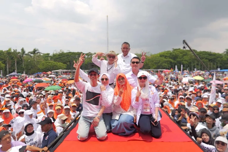 Lapangan Tegallega Dipadati Warga, Haru-Dhani Gelar Kampanye Akbar di Hari Pahlawan