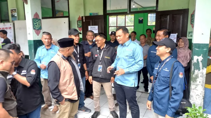 Pj. Wali Kota Tasikmalaya Pantau TPS Pakai Motor, Pastikan Pilkada 2024 Berjalan Lancar