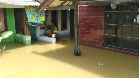 Banjir akibat meluapnya Sungai Citarum terus meluas di Kabupaten Bandung, Sabtu 23 November 2024. Ketinggian air yang naik secara perlahan menyebabkan beberapa wilayah