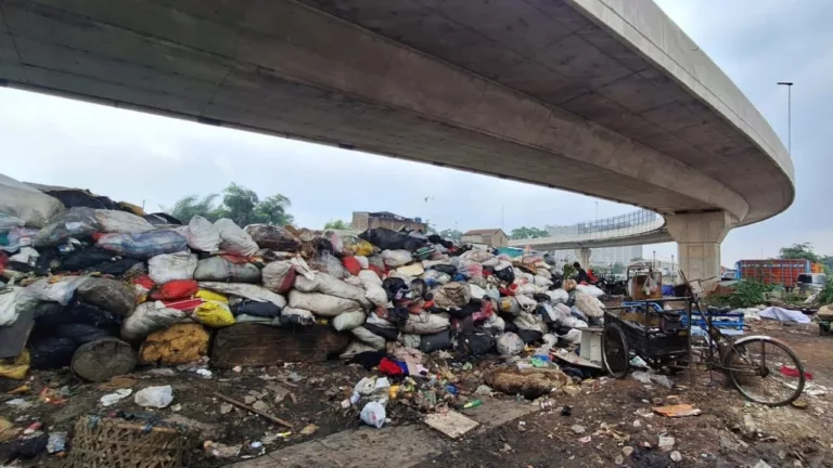 Sampah Menumpuk di Kolong Flyover Ciroyom, Bau Busuk Cemari Jalan Layang Baru