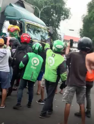 VIRAL! Sopir Truk Tabrak Lari di Tangerang (X : @melancholicll)