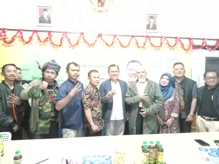 Calon Wali Kota Bandung Arfi saat berdiskudi dengan kelompok PKL kota Bandung