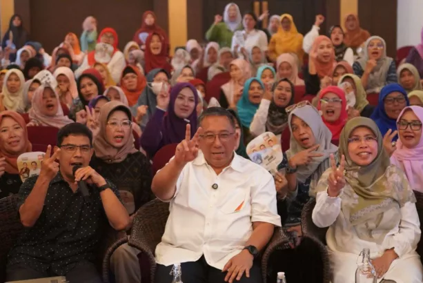 Calon Walikota Bandung nomor urut 2, Haru Suandharu bersama Anggota DPRD Jabar, Siti Muntamah Oded, dan Anggota DPRD Kota Bandung, Ahmad Rahmat Purnama berfoto bersama ibu-ibu