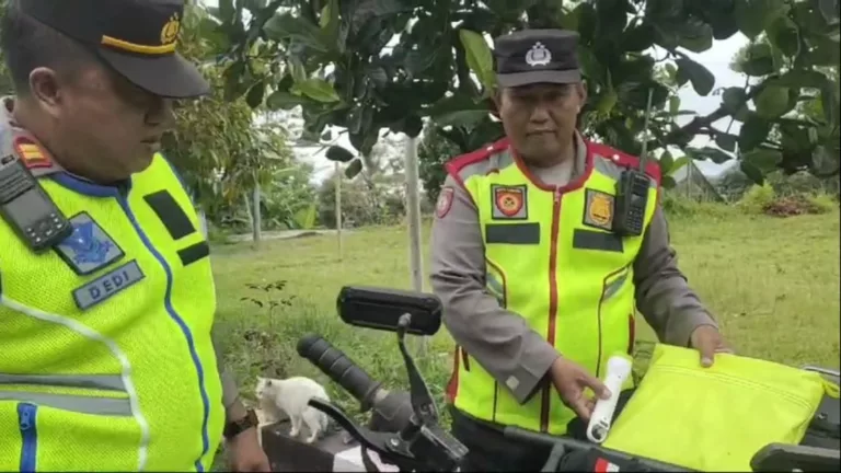 Personil Polsek Puspahiang Saat Melakukan Pemerikasan Kesehatan Dan Pengecekan Kendaran Dinsnya.