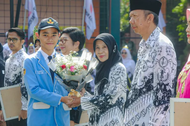 Peringati Hari Guru Nasional, Pemkot Bandung Berikan Penghargaan Kepada Sejumlah Guru