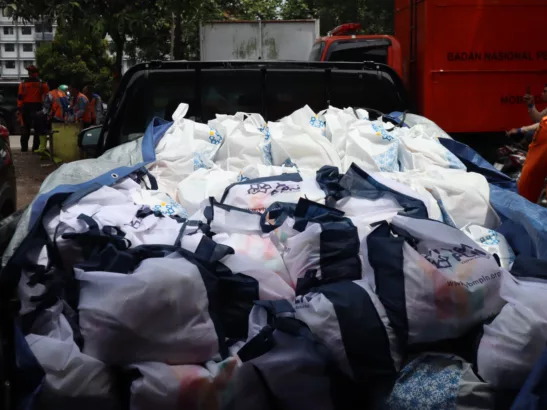 YBM PLN UP3 Bandung Salurkan 100 Paket Sembako untuk Warga Terdampak Banjir di Dayeuhkolot