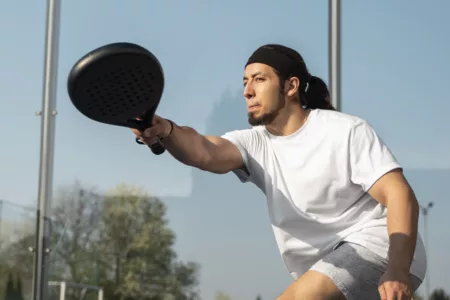 Salah seorang sedang memainkan olahraga padel