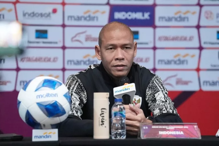 Asisten pelatih Timnas Indonesia, Nova Arianto