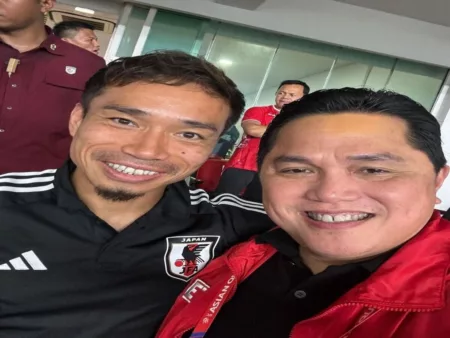 Yuto Nagatomo (kiri) dan Erick Thohir (kanan)