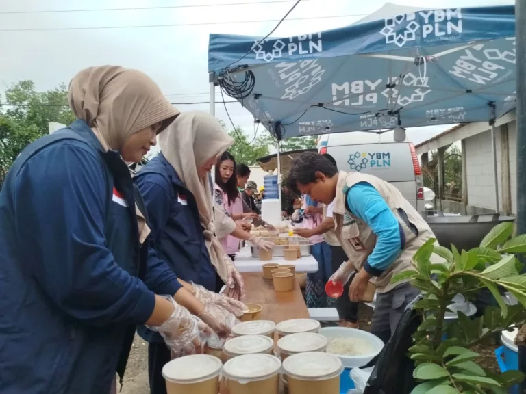 Food Truck PLN Hadir Ringankan Beban Pengungsi Desa Sukamaju