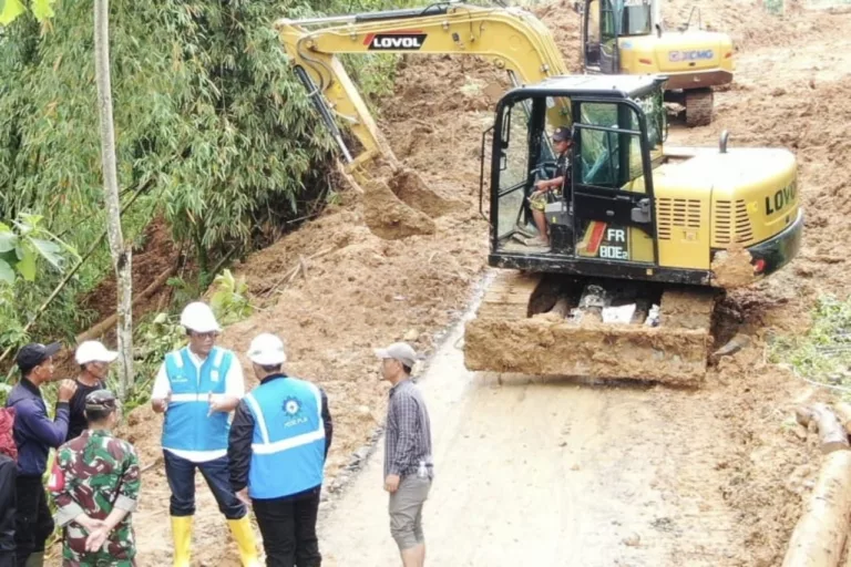 GM PLN Jawa Barat Terjun Langsung Pastikan Kelistrikan di Kampung Ciporekat Sukabumi Pulih