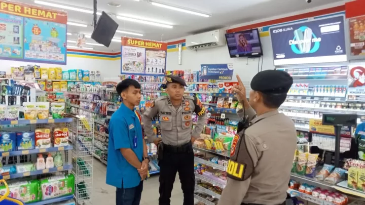 Satuan Samapta Polres Tasikmalaya Kota saat patroli dialogis ke sejumlah minimarket.