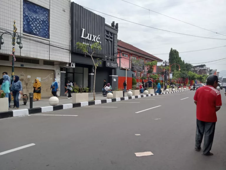 Jalan Ahmad Yani Garut Tampil Menawan dengan Penataan Taman Kota yang Indah