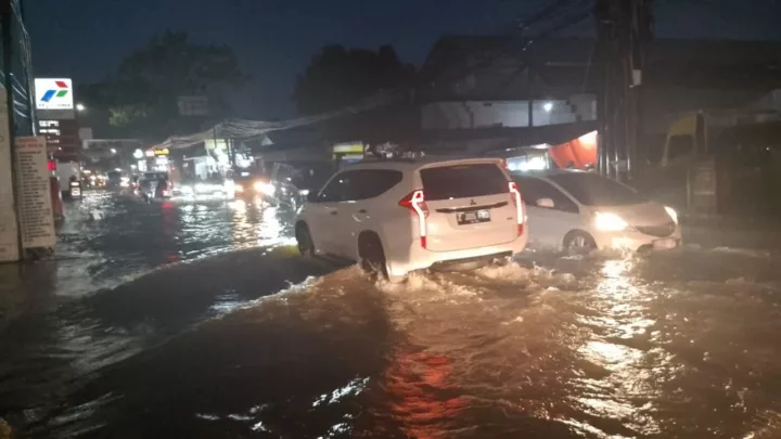 Jalan Raya SL Tobing Kota Tasikmalaya Tergenang Banjir, Motor dan Mobil Mogok