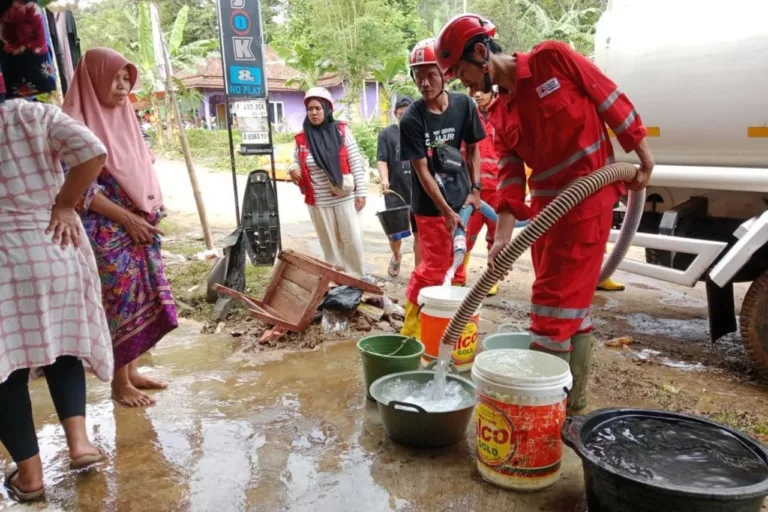 Krisis Air Bersih Pasca Banjir di Selatan Sukabumi, PMI Kirim Bantuan