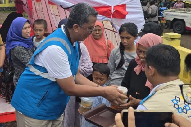 PLN UID Jabar Gerak Cepat Sediakan 900 Porsi Makanan Setiap Hari untuk Korban Banjir