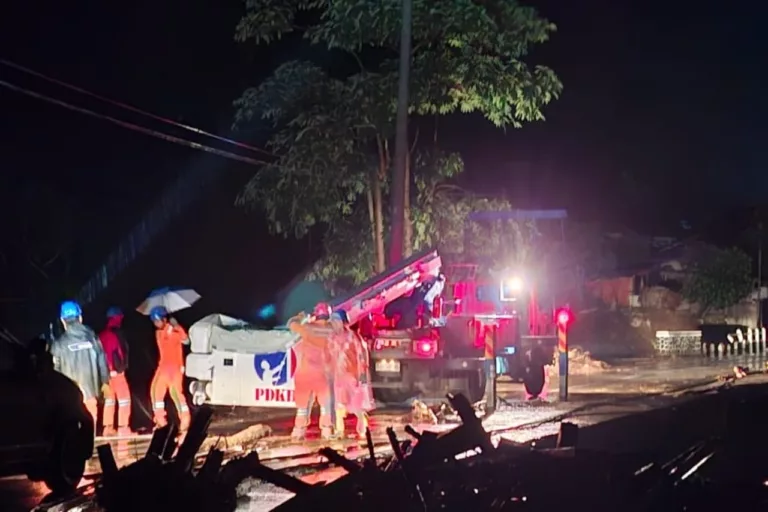 Pelanggan di Jawa Barat yang Terdampak Bencana Banjir & Tanah Longsor Telah Dapat Akses Listrik