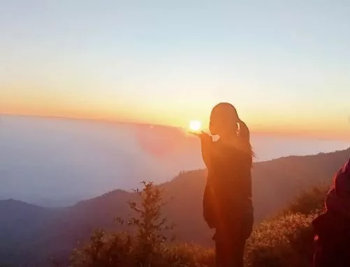 Pemandangan sunset di atas Gunung Puntang