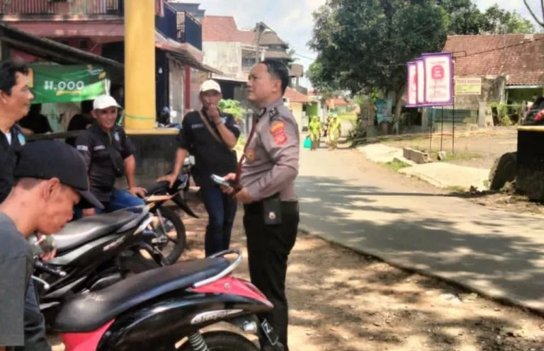 Polres Tasikmalaya Kota menerjunkan personel Unit Pam Obvit untuk patroli di berbagai lokasi strategis, Jumat 13 Desember 2024.