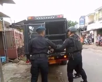 12 Bom Aktif Ditemukan di Cirebon, Tim Gegana Polda Jabar Lakukan Pemusnahan