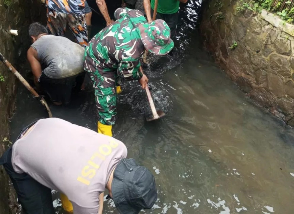 TNI-Polri Bersama Warga Bersihkan Drainase untuk Cegah Banjir di Tasikmalaya