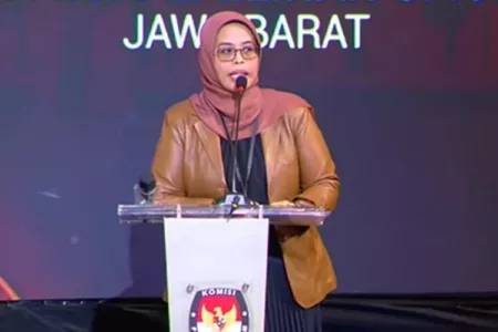 Ketua KPU Jawa Barat, Ummi Wahyuni telah diberhentikan dari jabatannya.