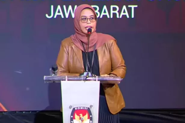 Ketua KPU Jawa Barat, Ummi Wahyuni telah diberhentikan dari jabatannya.