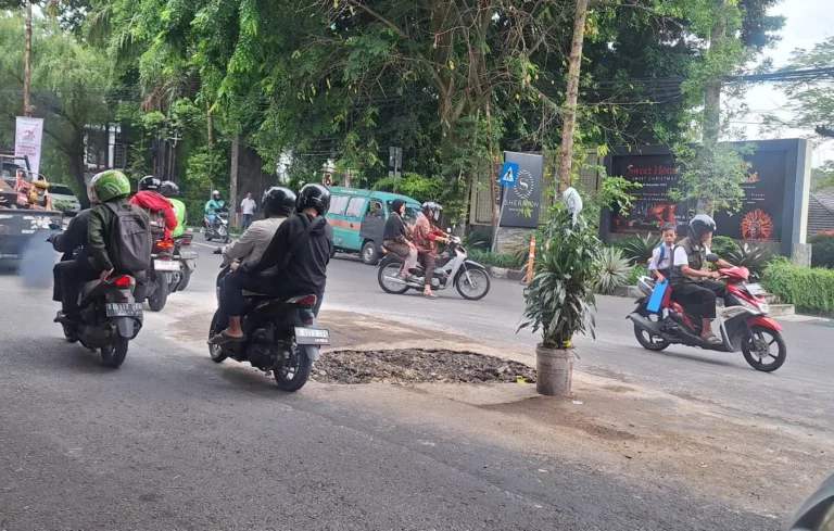 Lubang Besar di Jalan Dago Ditambal, Warga Desak Perbaikan Tuntas