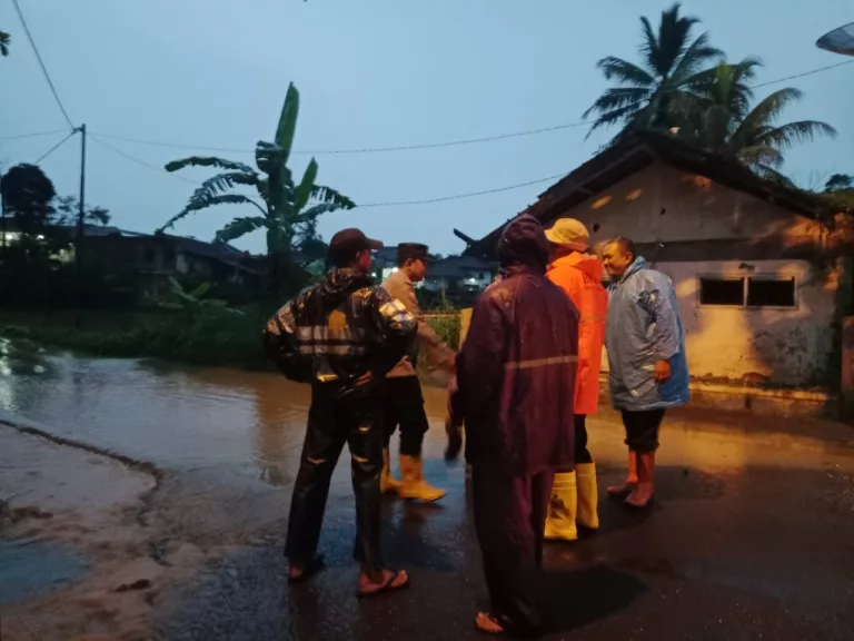 Kapolsek Sukaresik, Polres Tasikmalaya Kota, bersama Muspika Kecamatan Sukaresik Kabupaten TasikmalayaPantau Ketinggian Air di Wilayah Langganan Banjir.