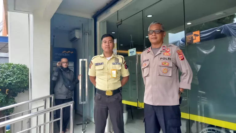 Anggota Polsek Indihiang Saat Mengelar Patroli Di Beberap Obyek Vital.