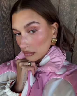 Make Up Cool Tone Hailey Bieber (instagram @haileybieber)