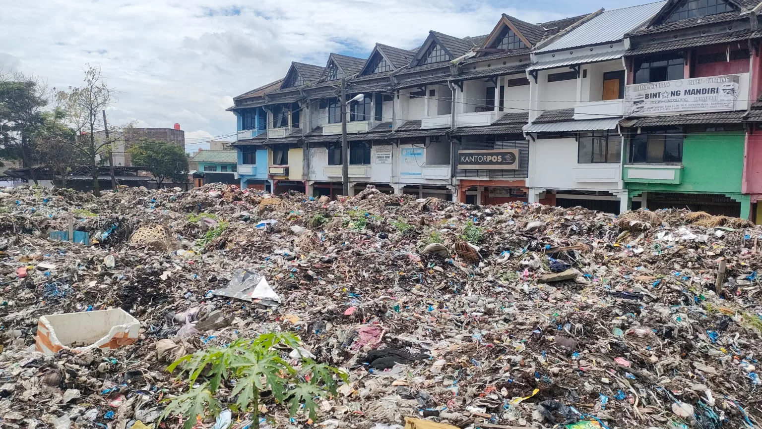 Tumpukan sampah di Pasar Caringin