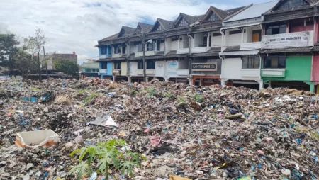 Sampah Menumpuk, Pemkot dan Pengelola Pasar Caringin Lempar Tanggung Jawab