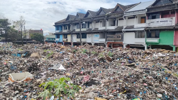 Sampah Menumpuk, Pemkot dan Pengelola Pasar Caringin Lempar Tanggung Jawab