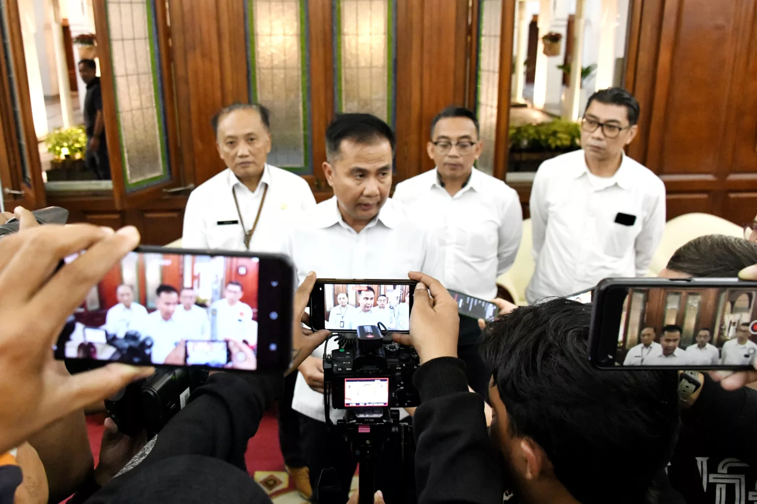 Penjabat Gubernur Jabar Bey Machmudin saat mengumumkan UMSK di Gedung Sate Bandung