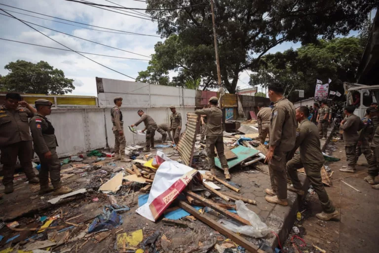 Satpol PP Kota Bandung Kembali Tertibkan Bangunan Liar di Jalan Ibrahim Adjie