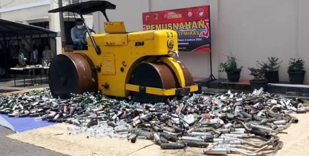 10 ribu botol minuman keras (miras) berbagai jenis dan merek dimusnahkan Aparat Kepolisian.