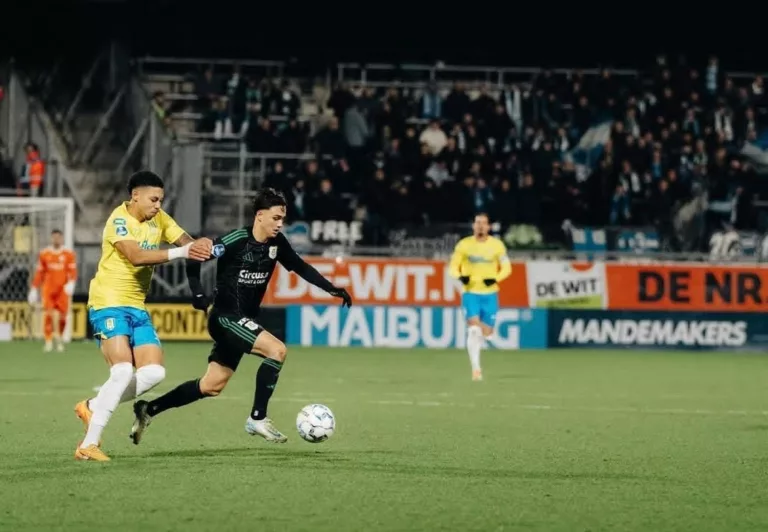 Eliano Reijnders merayakan Match atau Caps ke-100 nya bersama PEC Zwolle!!