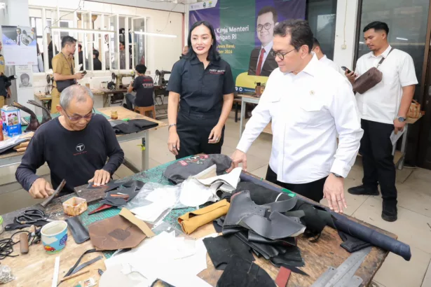 Menteri Perdagangan RI, Budi Santoso saat berkunjung ke Tegep Boots & Accessories dan Machine56 di Jalan Pasirjaya, Pasirluyu, Senin 23 Desember 2024.