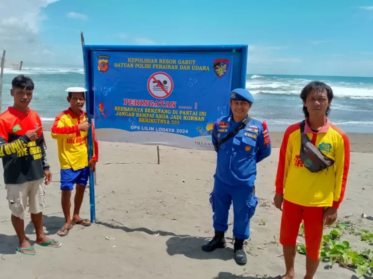 Polisi Garut Pasang Spanduk Peringatan di Pantai Sayang Heulang Antisipasi Kecelakaan Laut