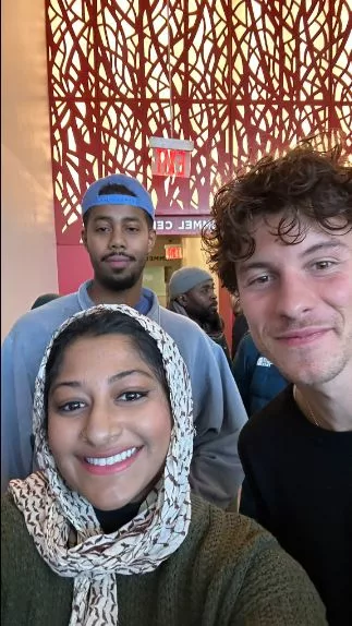 Shawn dan penggemar di masjid (X/shawn mendes defender)